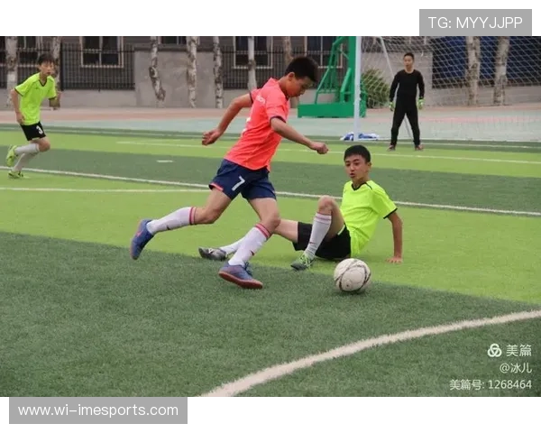 自画风格的足球球星卡通形象展现动感与激情的完美融合