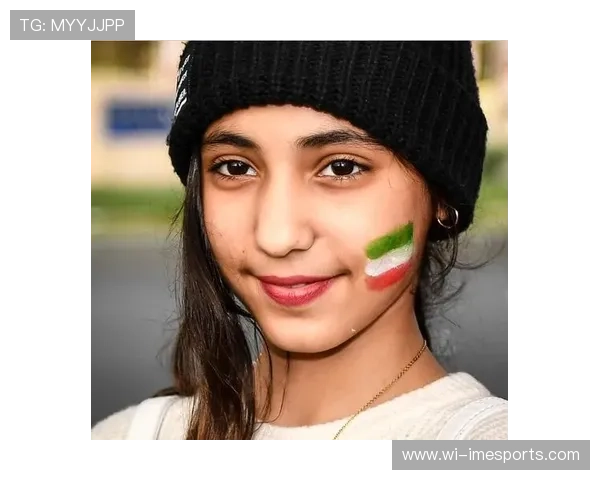 足球场上女球迷聚焦球星瞬间激情洋溢的时刻